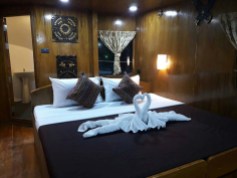master-double-cabin-sawasdee-fasai-luxury-similan-diving-liveaboard-with-en-suite-bathrooms-and-free-wifi